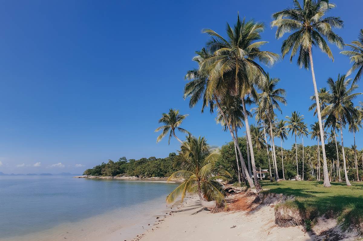 Ein Strand wie im Bilderbuch. Ein Abschnitt vom Thong Krut Beach auf der tropischen Insel Koh Samui