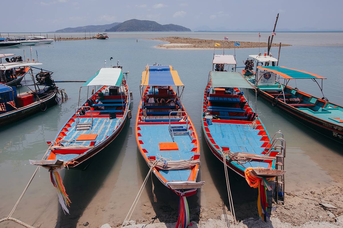 Traditionelle Fischerboote am Thong Krut Pier auf Koh Samui
