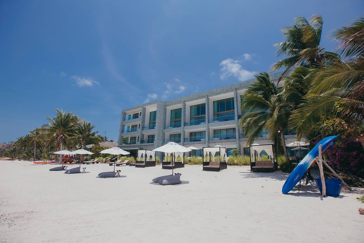 Hotel The Beach Samui am Thong Krut Beach mit Liegestühlen