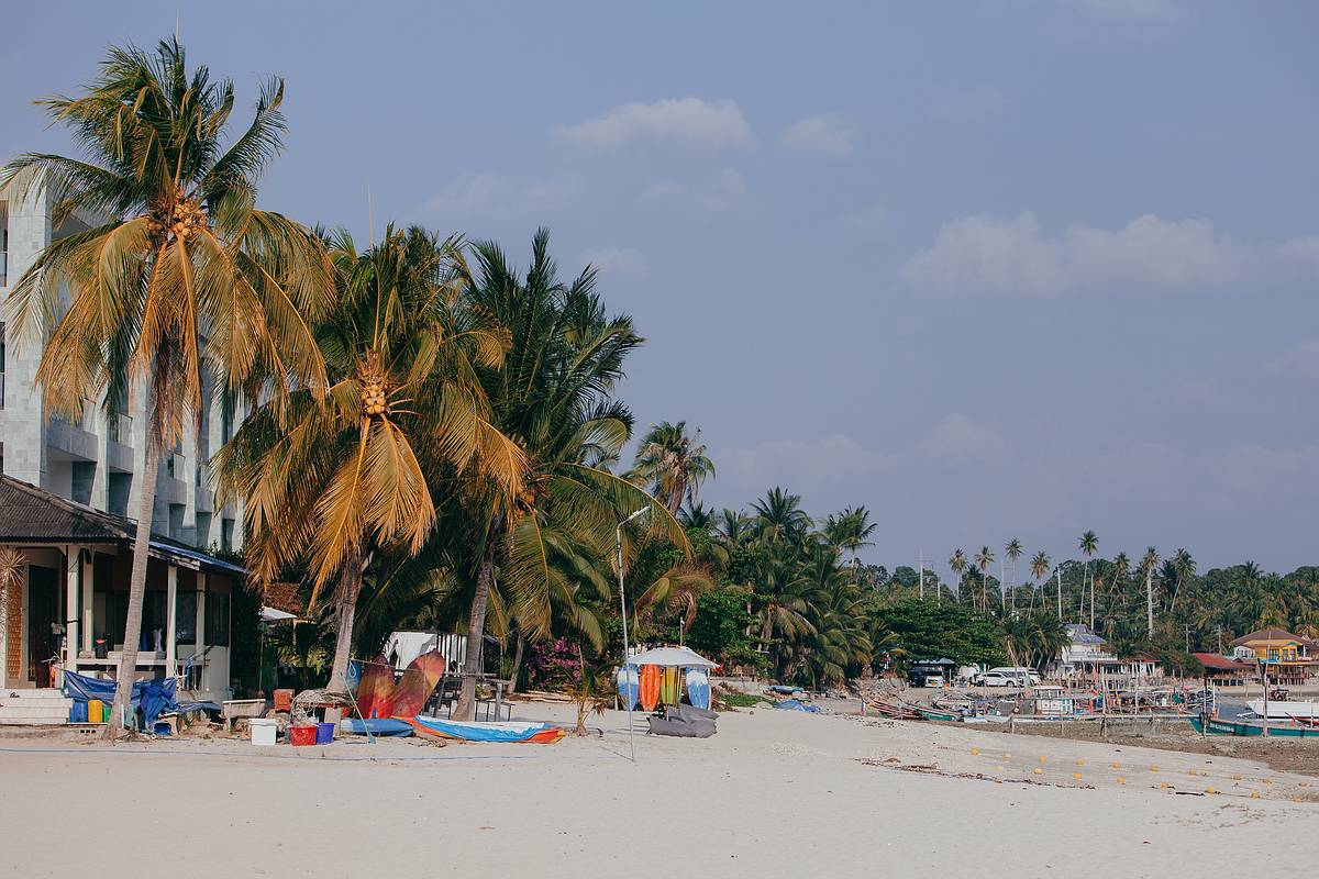 Ein Hotel am Strand von Thong Krut auf der Ferieninsel Koh Samui