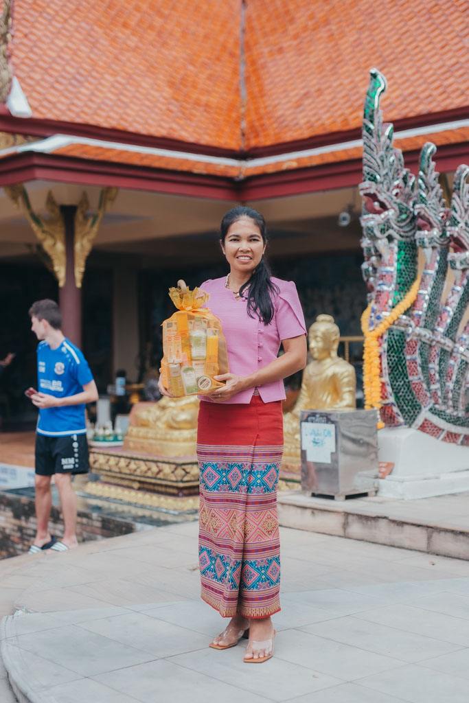 Channe beim Besuch eines Tempels in Thailand
