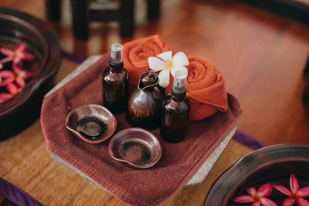 Die thailändische Aromatherapie-Massage nutzt ätherische Öle 