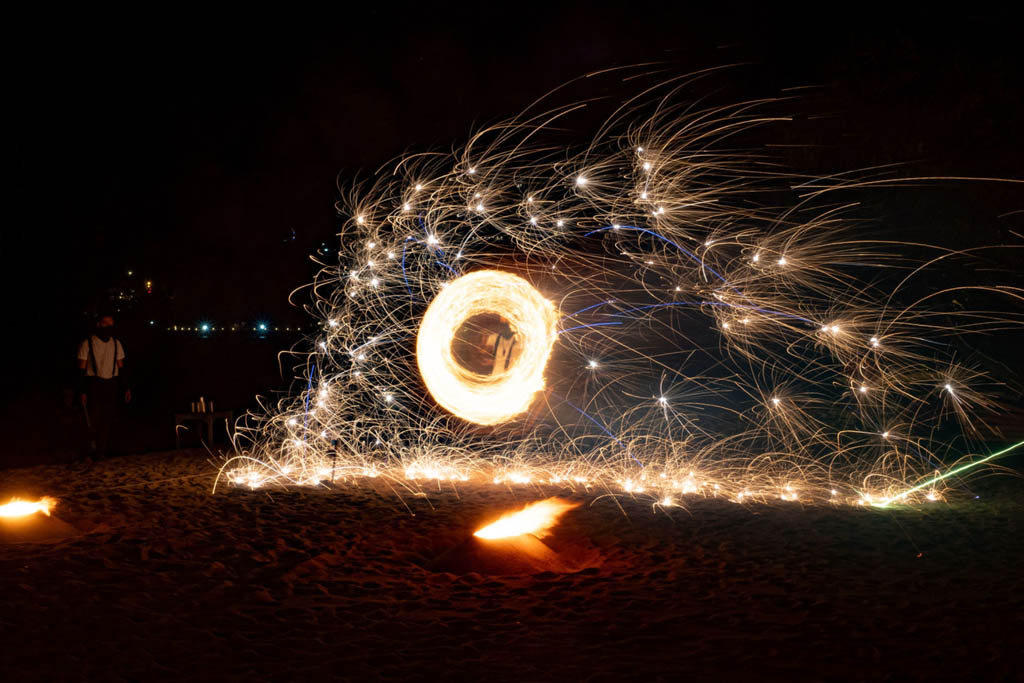 Feuershow am Maenam Beach