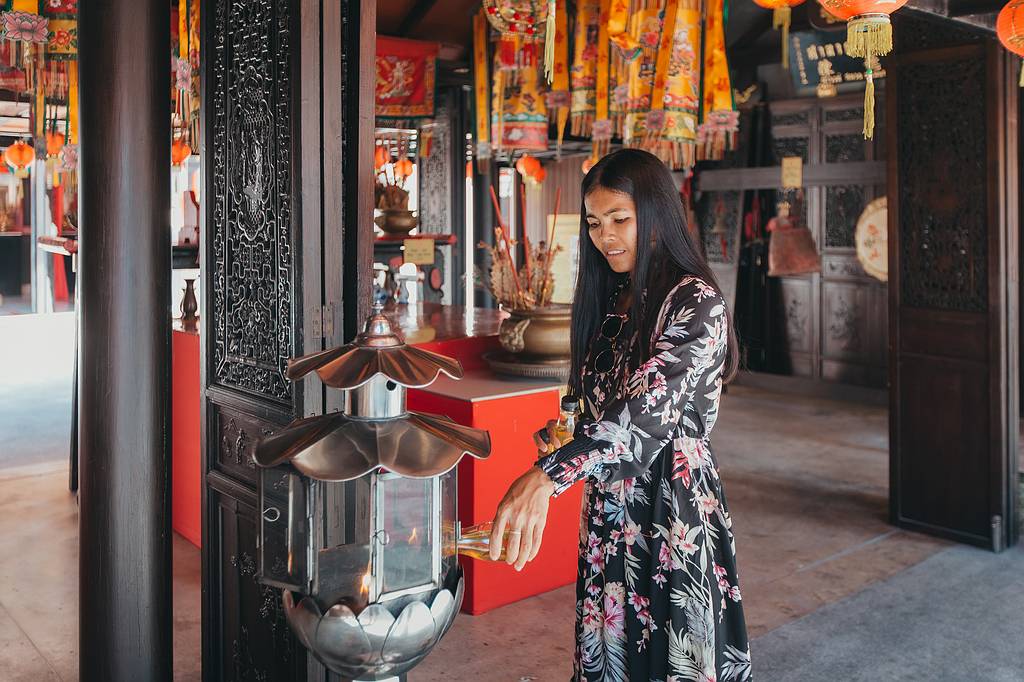 Angemessene Bekleidung beim Besuch eines Tempels in Thailand