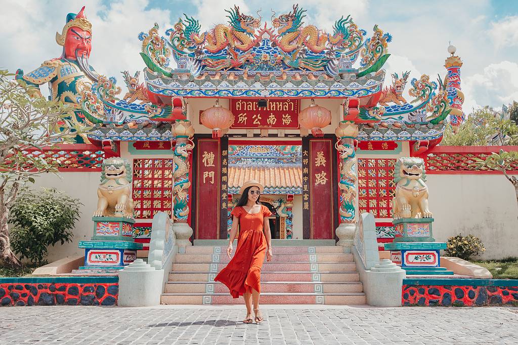 Channa im roten Sommerkleid vor einem Tempel in Thailand