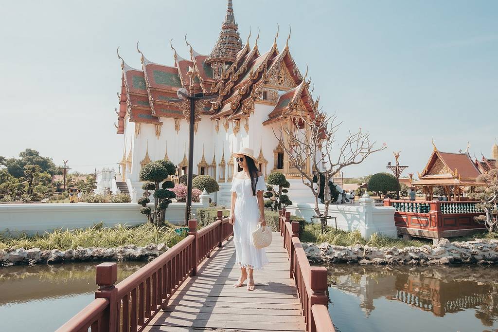 Channa im weißen Sommerkleid vor einem thailändischen Tempel