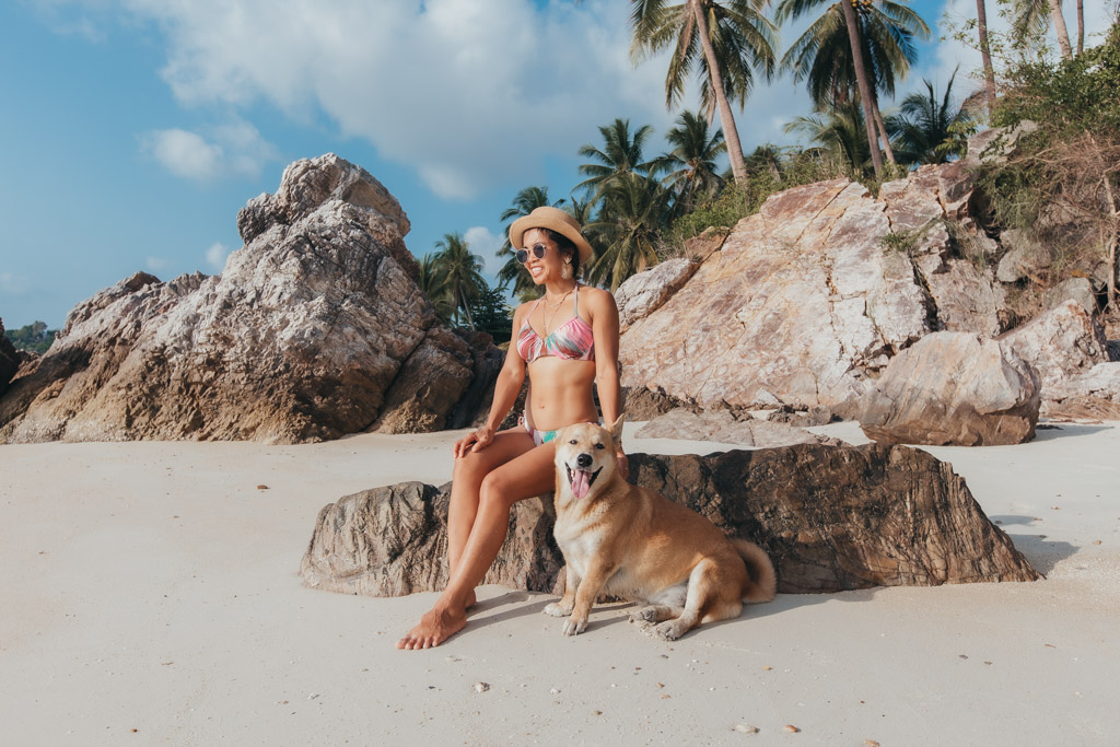 Lockere Strandbekleidung in Thailand. Channa posiert mit einem Hund am Strand