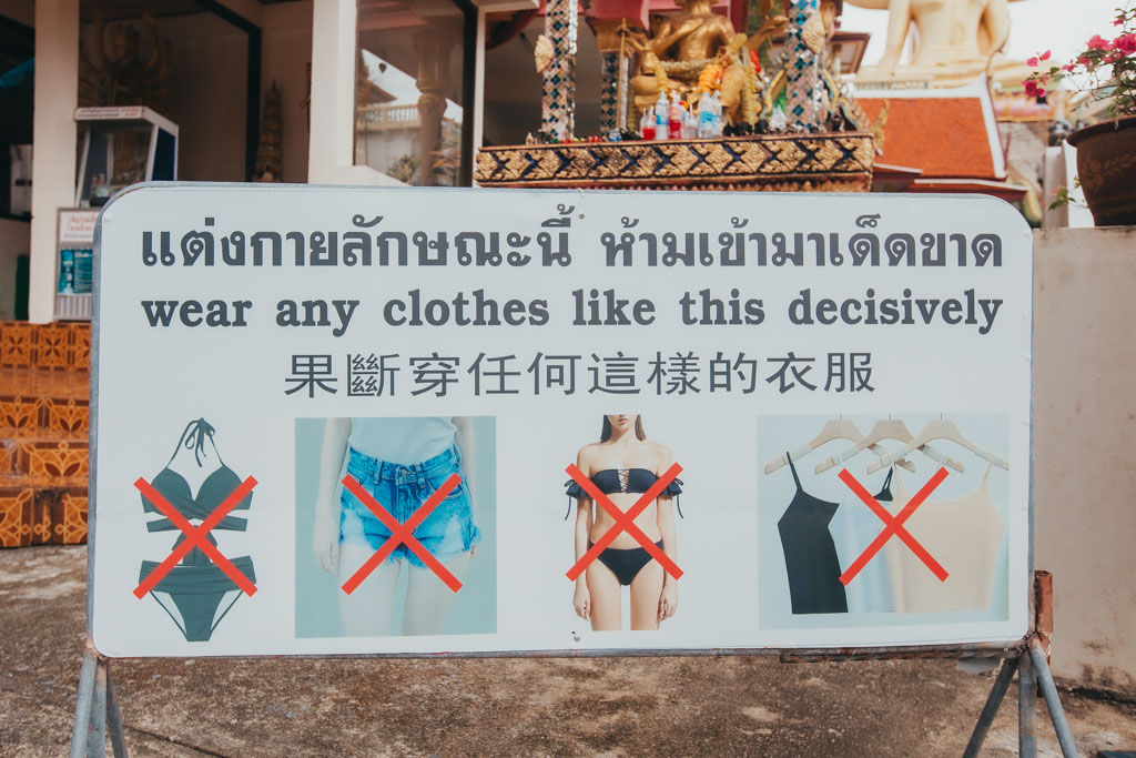Hinweisschild zur Kleiderordnung für einen Besuch des Tempels