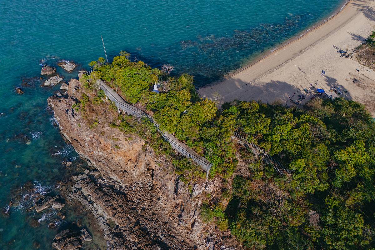 Der Maenam Beach View Point mit der Drohne fotografiert.