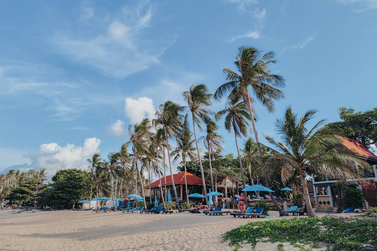 Frontansicht vom Coco Palm Beach Resort Koh Samui am Maenam Beach