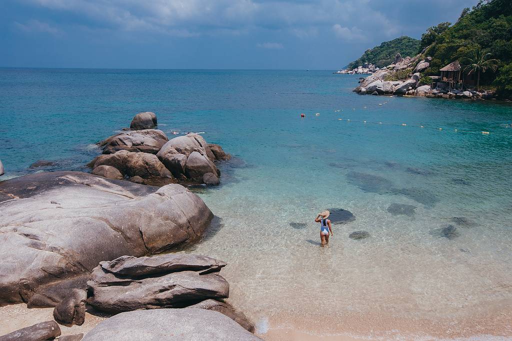 Glasklares Wasser und eine spektakuläre Felskulisse prägen das Bild vom Sai Nuan Strand auf Koh Tao