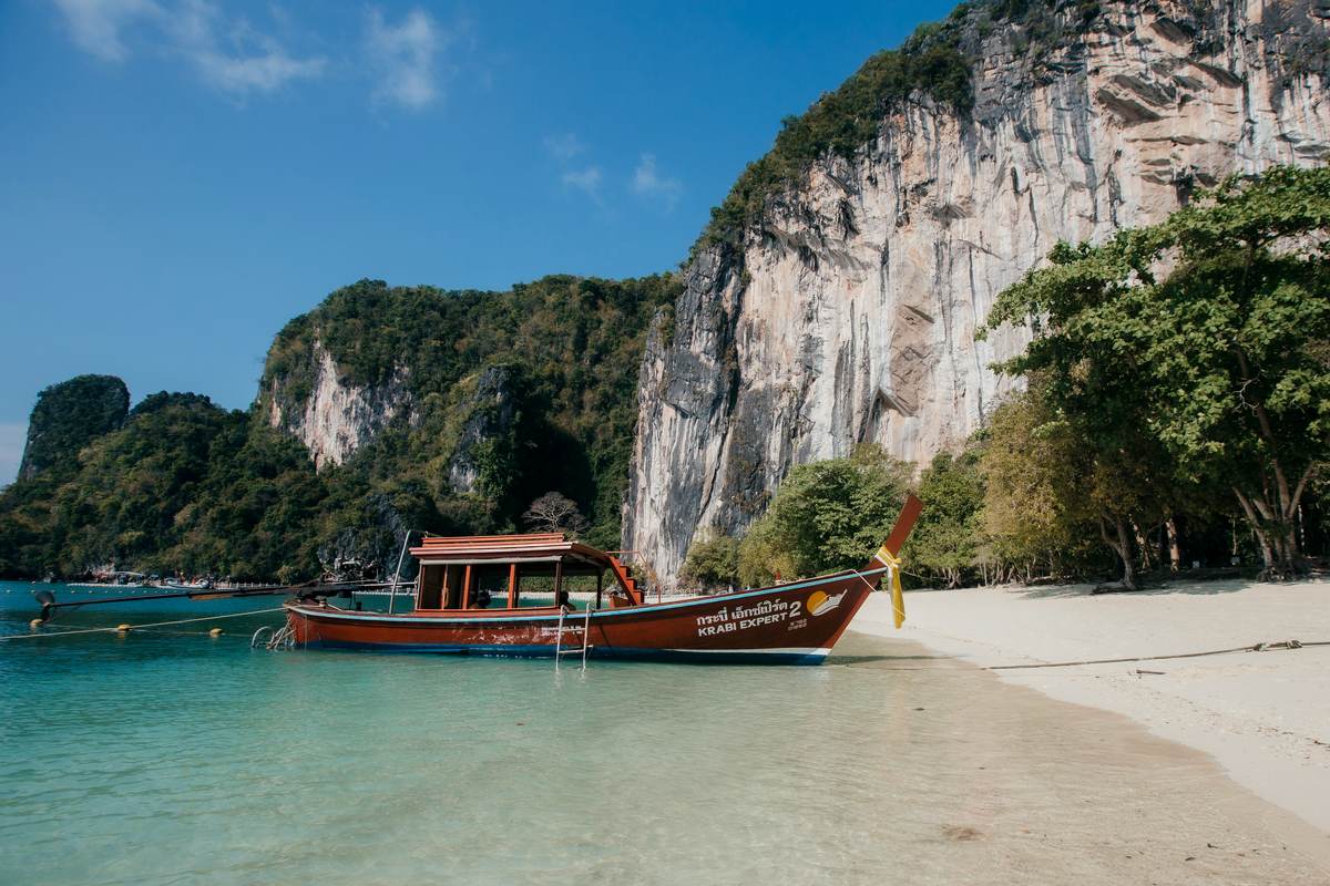 Tropisches Klima mit sommerlichen Temperaturen findest Du im Süden von Thailand.