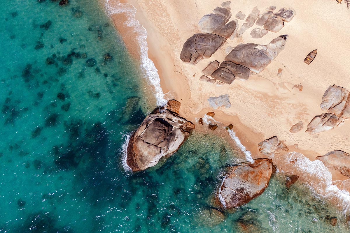 Wunderschöne Felsen ragen ins Meer am Lamai Beach