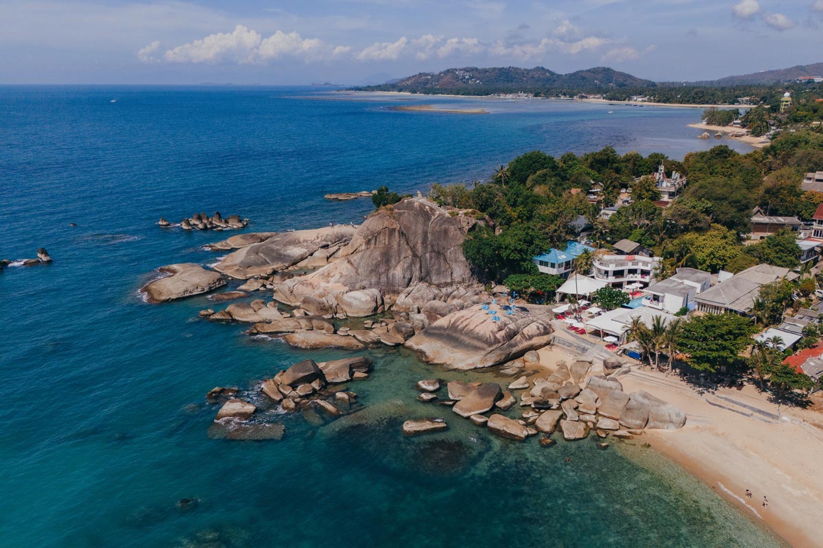 Bizarre Felsformationen prägen den südlichen Teil des Lamai beach