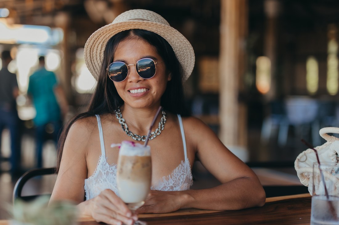 Channa genießt einen Iced Cappuccino im Highland Paradise Restaurant Samui