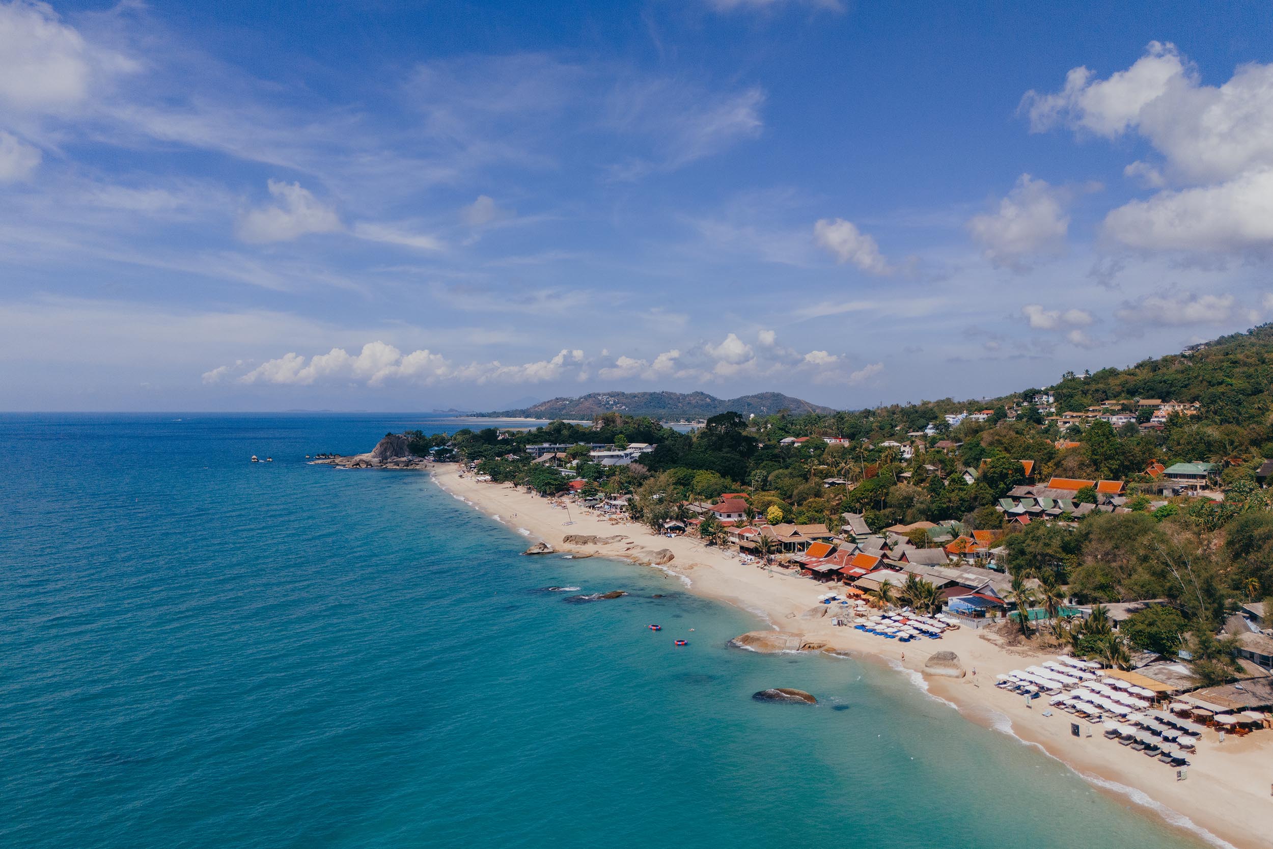 Der Lamai Beach auf Koh Samui in Thailand von oben aus mit der Drohne fotografiert