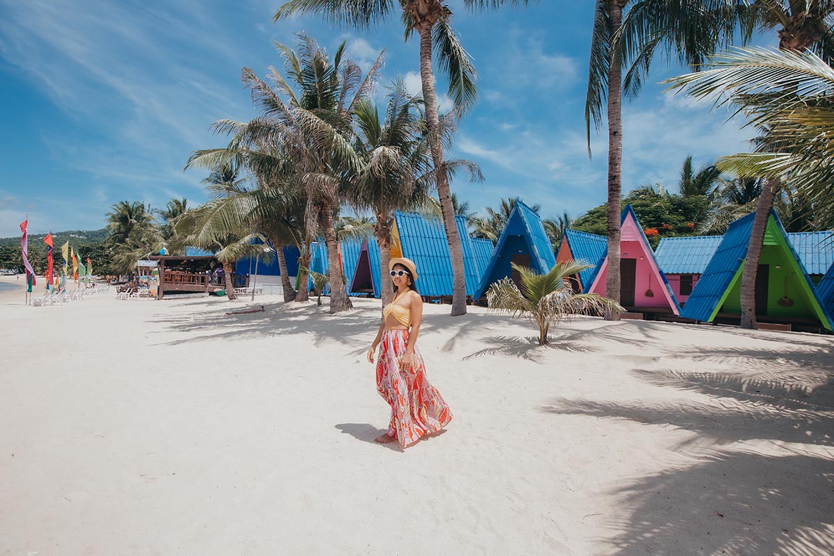 Kokos Palem, blauer Himmel und bunte Unterkünfte für alle Preisklassen am Lamai Beach