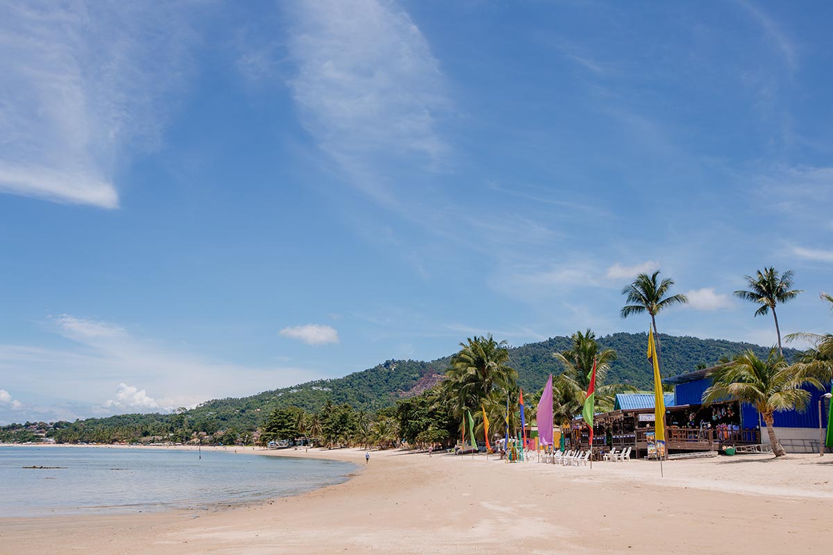 Der endlos lange Sandtsrand des Lamai Beach lädt zu ausgedehnten Spaziergängen ein