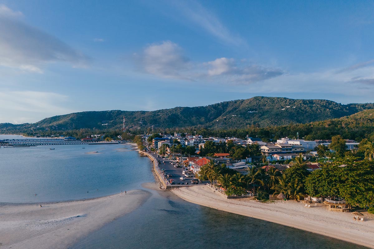 Luftaufnahme der Haupstraße am Beginn des Nathon Beach Samui