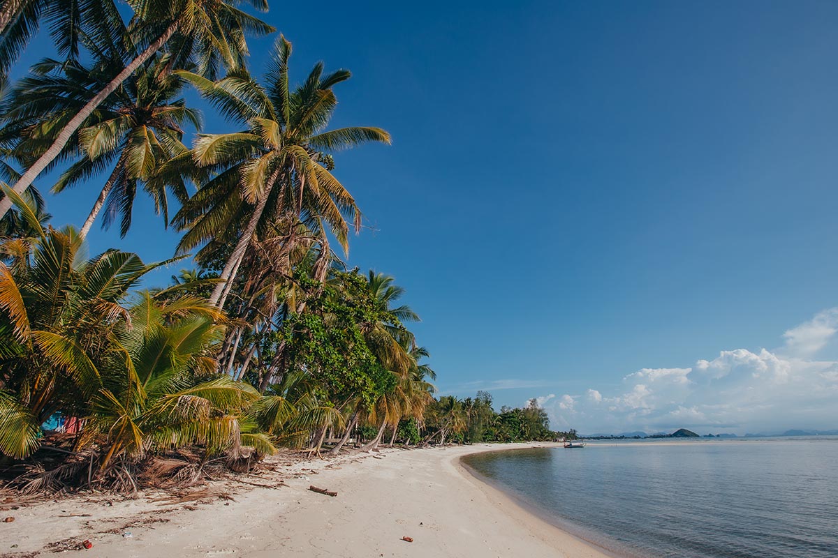 Der Nathon Beach auf Koh Samui ist ein ursprünglicher Strand mit Kokospalmen und feinem Sand