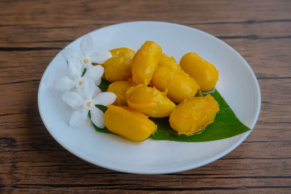 Das charmante Thai Gebäck Khanom Med Khanon (ขนมเม็ดขนุน) 