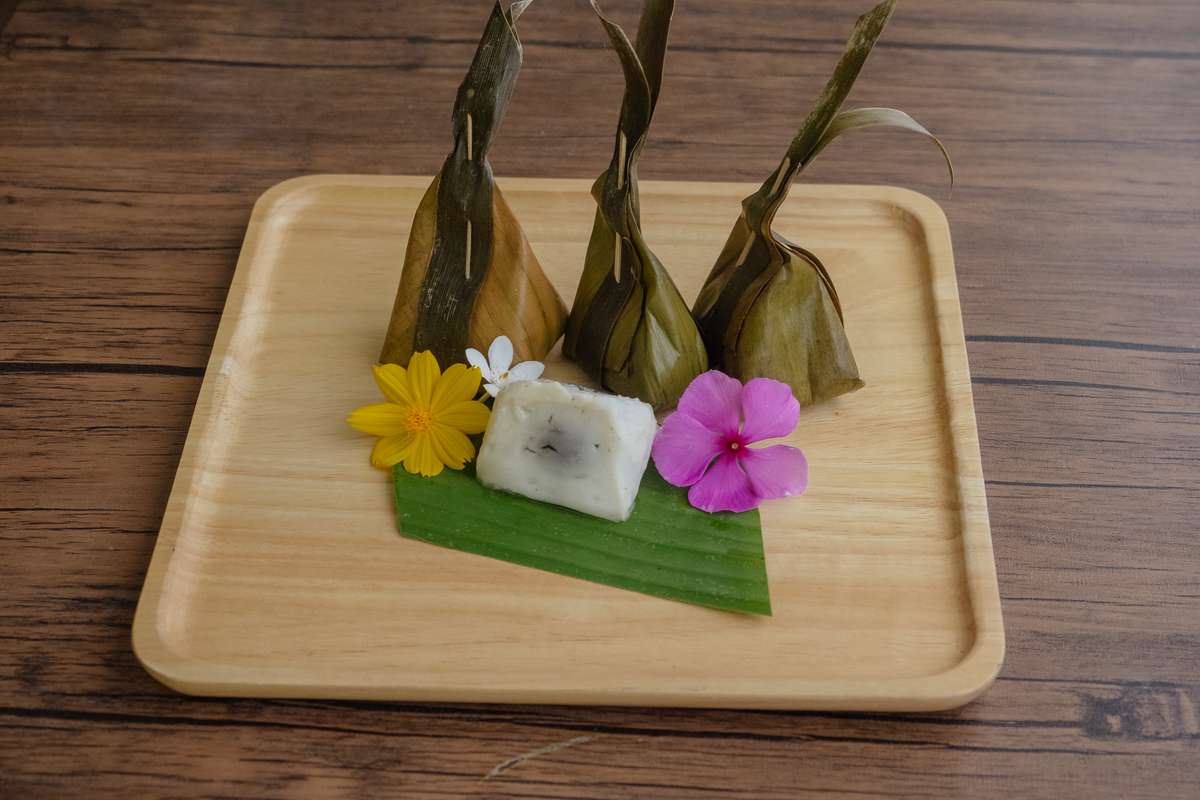 Khanom Sod Sai (ขนมสดใส) ist ein beliebtes Dessert für besondere Anlässe