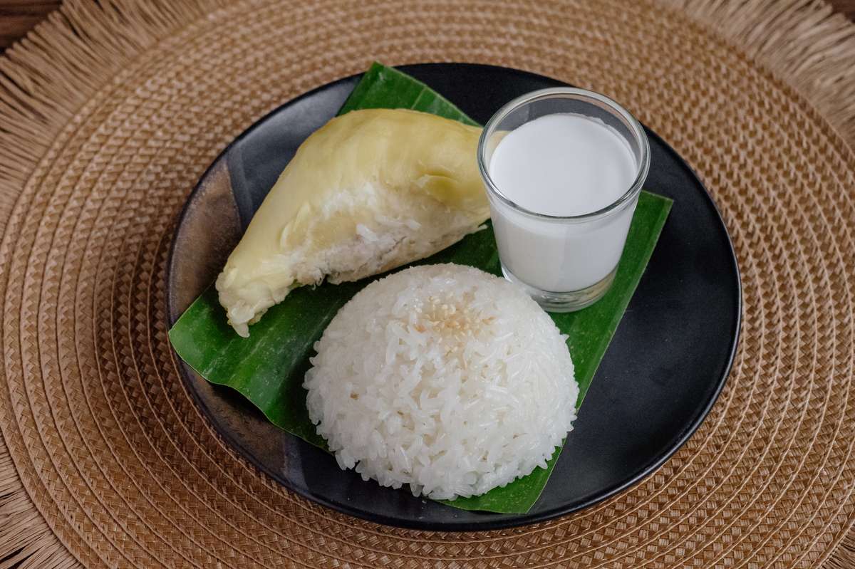 Eine ungewöhnliche Komposition ist das Thai-Dessert Khao Niew Tu Rean (ข้าวเหนียวทุเรียน)