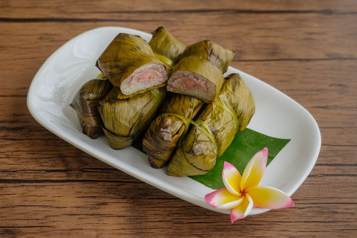 Der Klassiker unter den thailändischen Süßspeisen ist das in Bananenblätter gewickelte Khao Tom Mad (ข้าวต้มมัด)