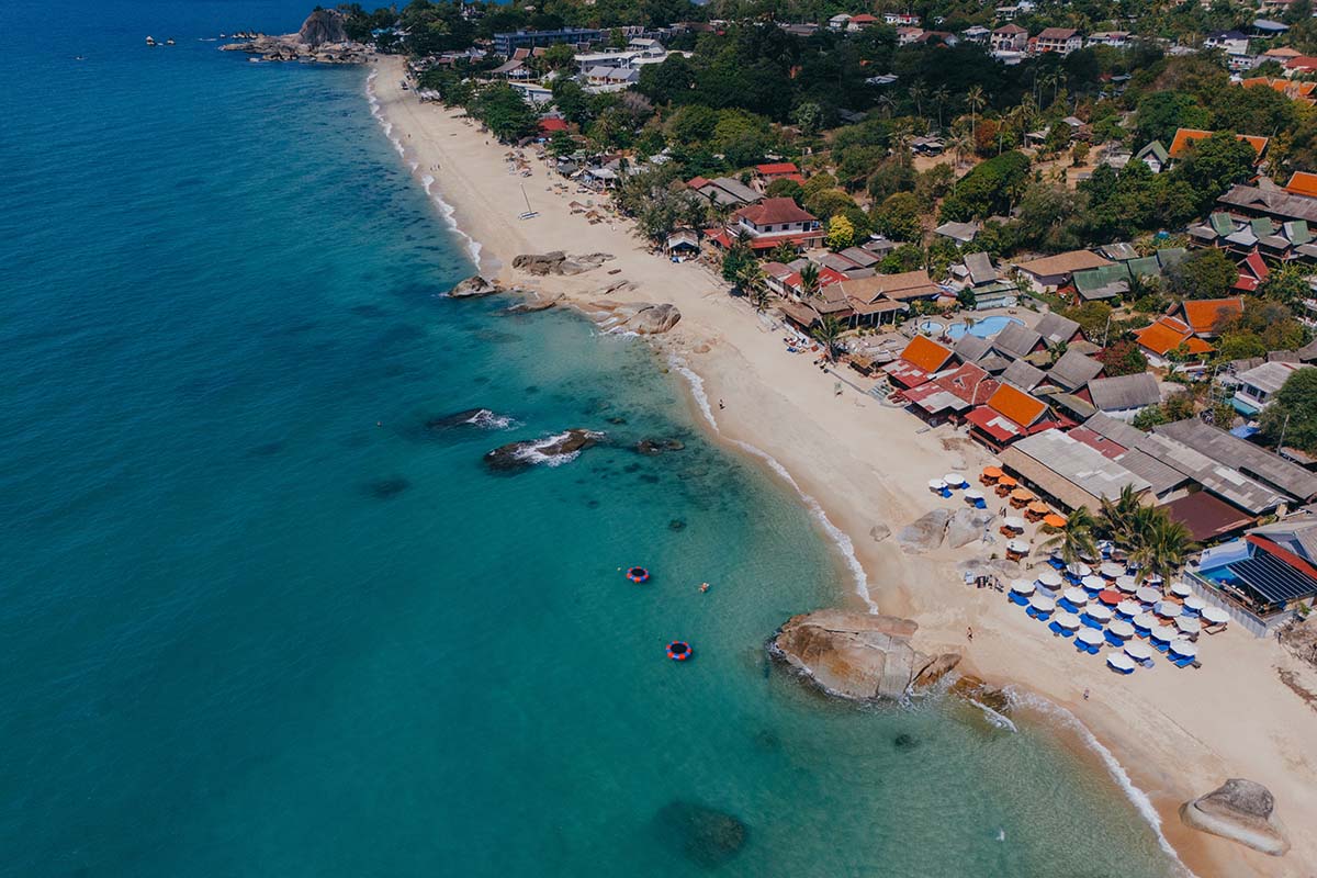 Lamai Beach ist ein Traumstrand mit weichen Sand, kristallklarem Wasser und spannenden Felsen. Drohnenaufnahme