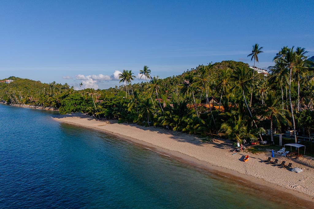 Traumhaftes Wetter mit blauen Himmel am Bang Por Beach