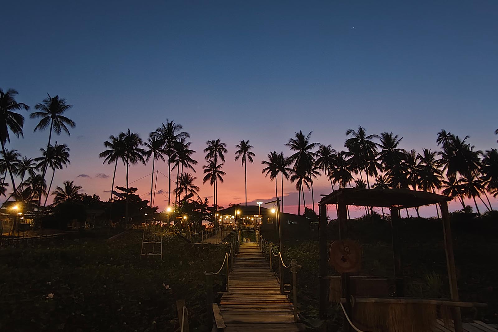 Die I Tlay Beach Bar auf der Westseite von Koh Samui bietet unberührte Natur und traumhafte Sonnenuntergänge