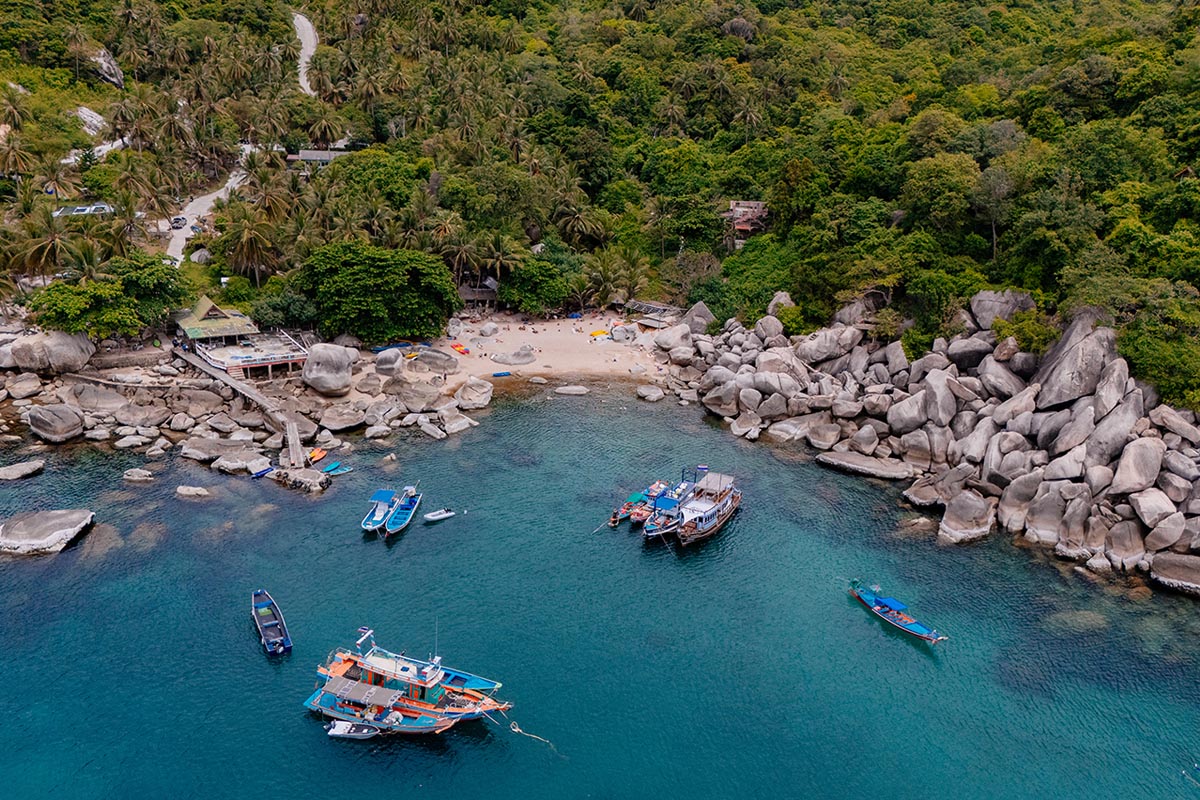 Die Ao Hin Wong Bay auf Koh Tao von oben fotografiert