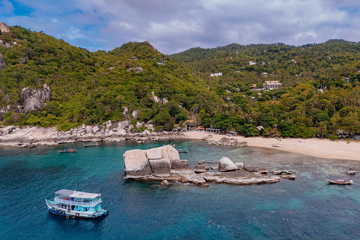 Markanter Feld in der Ao Tanote Bay auf Koh Tao