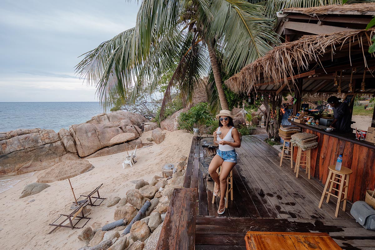 Kurzer Coffee Stop wegen eines leichten regenschauers am Aow June Juea Strand auf Koh Tao