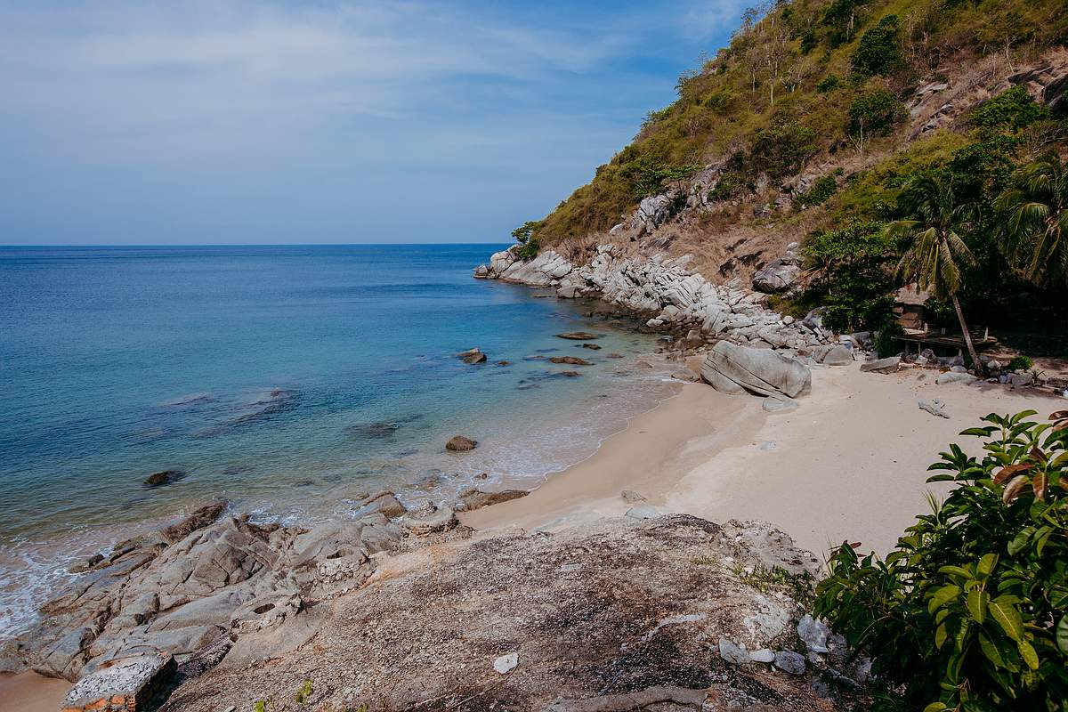 Die charmante Bucht des Nui Beach auf Phuket