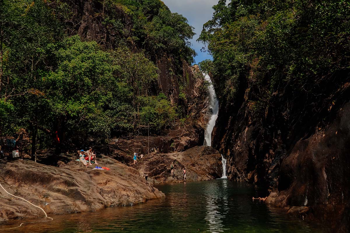 Der Besuch eines Wasserfalls auf Koh Chang ist eine perfekte Aktivität für die Regenzeit