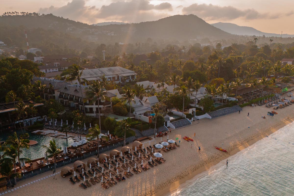 Das Anantara Resort am Bophut Beach in der goldenen Abendsonne