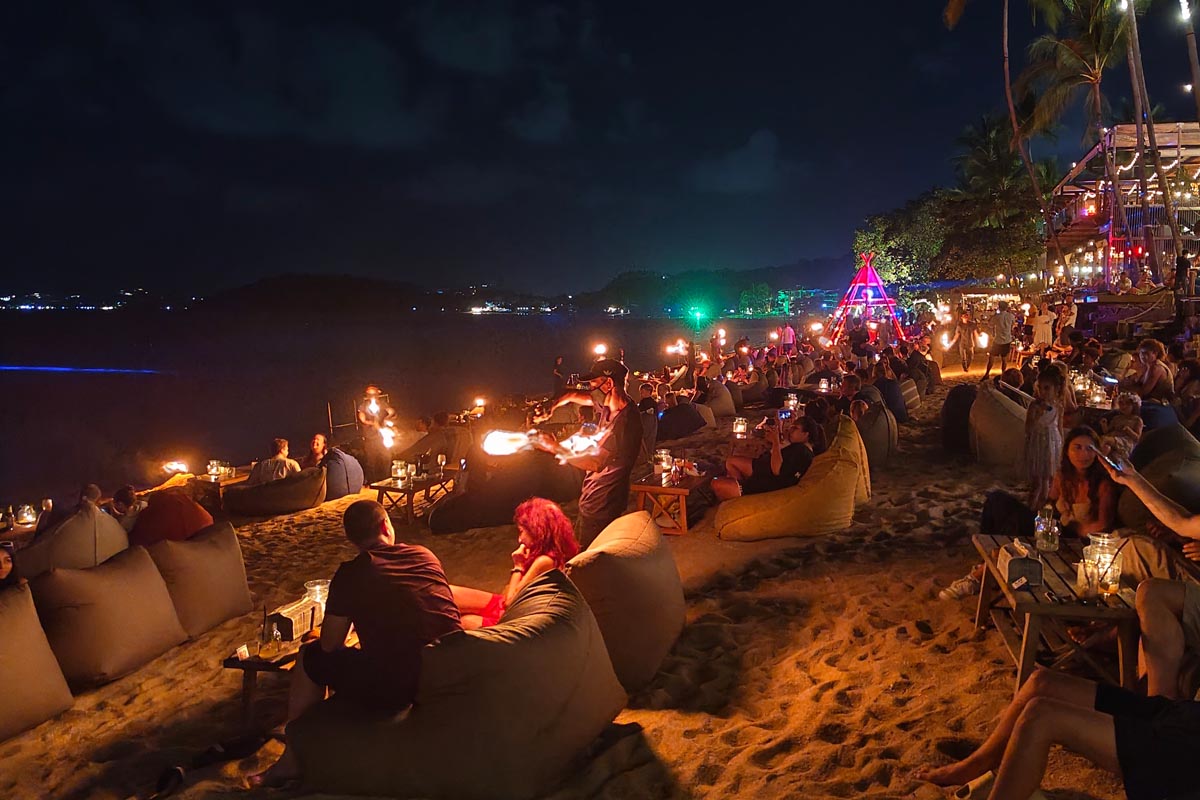 Ausgelassene Abendstimmung am Bophut Beach