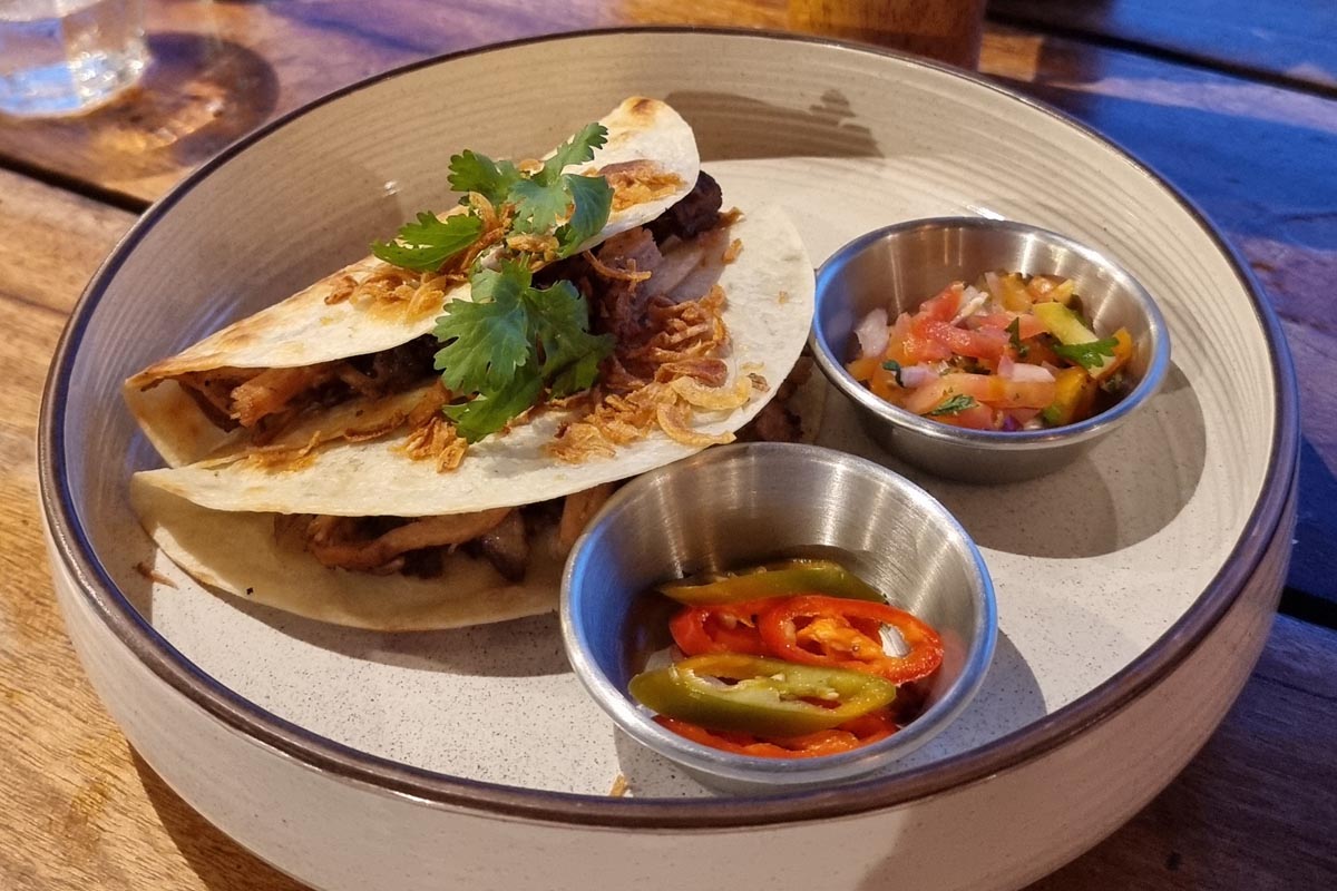 Leckere Gerichte gibt es nahezu überall auf der Urlaubsinsel