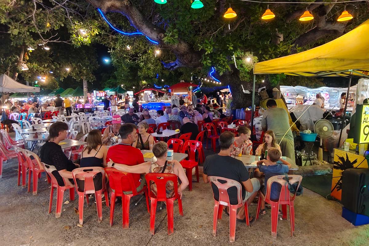 Der beliebte Nachtmarkt in Bophut findet Freitag, Sonntag, Montag und am Mittwoch statt