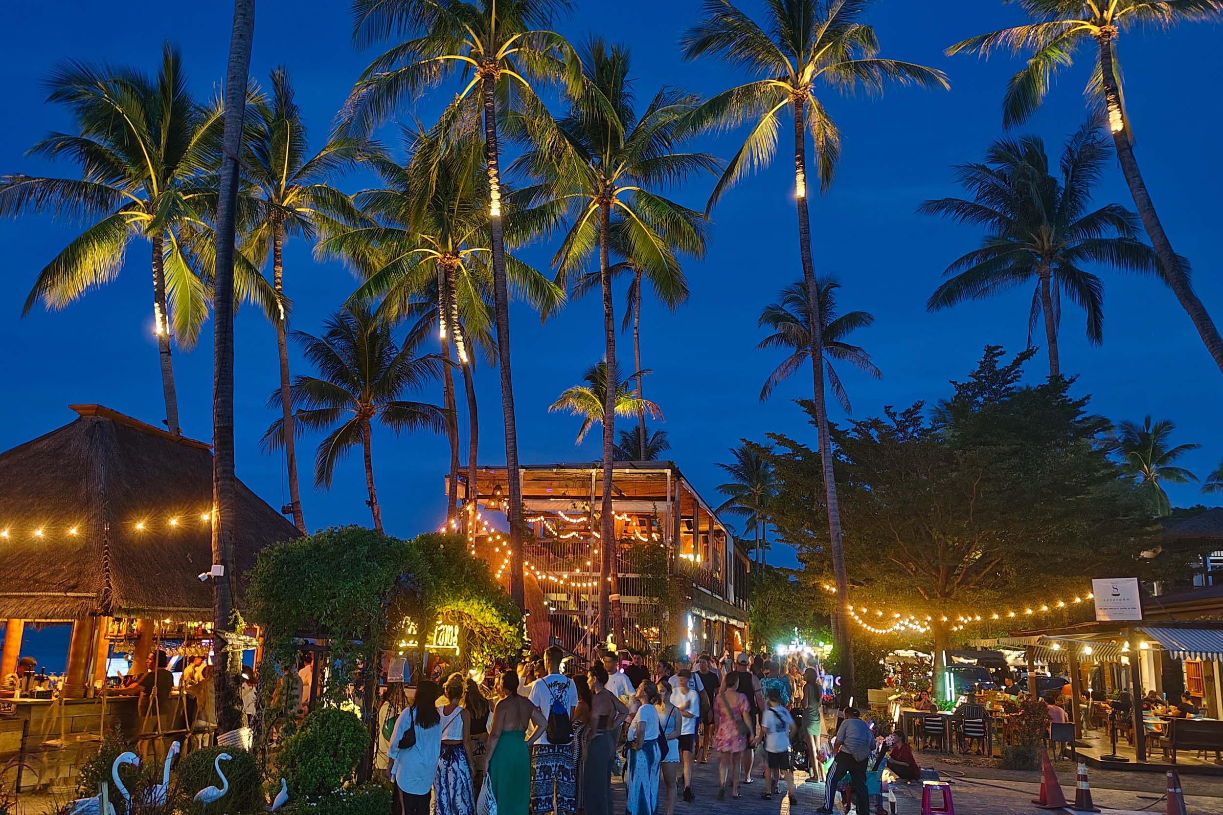 Das Fisherman's Village und der Nachtmarkt mit seiner Walking STreet lockt zahlreiche Besucher an