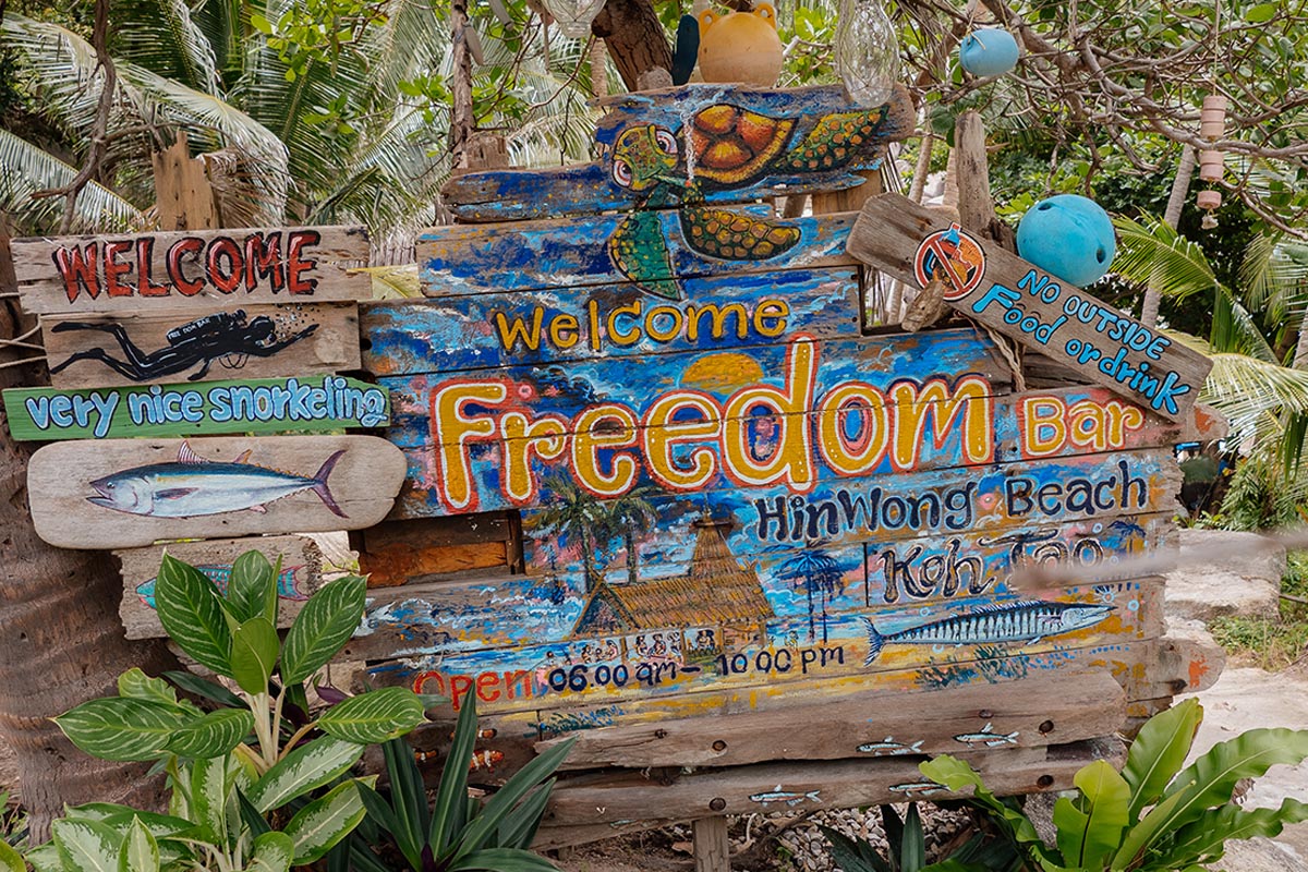 Bunte Beschilderung am EIngang zur Freedom Bar