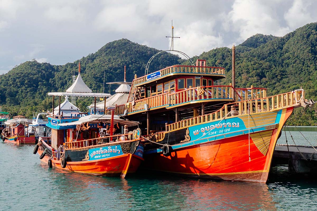 Thailandische Ausflugsboote in Bang Bao Koh Chang