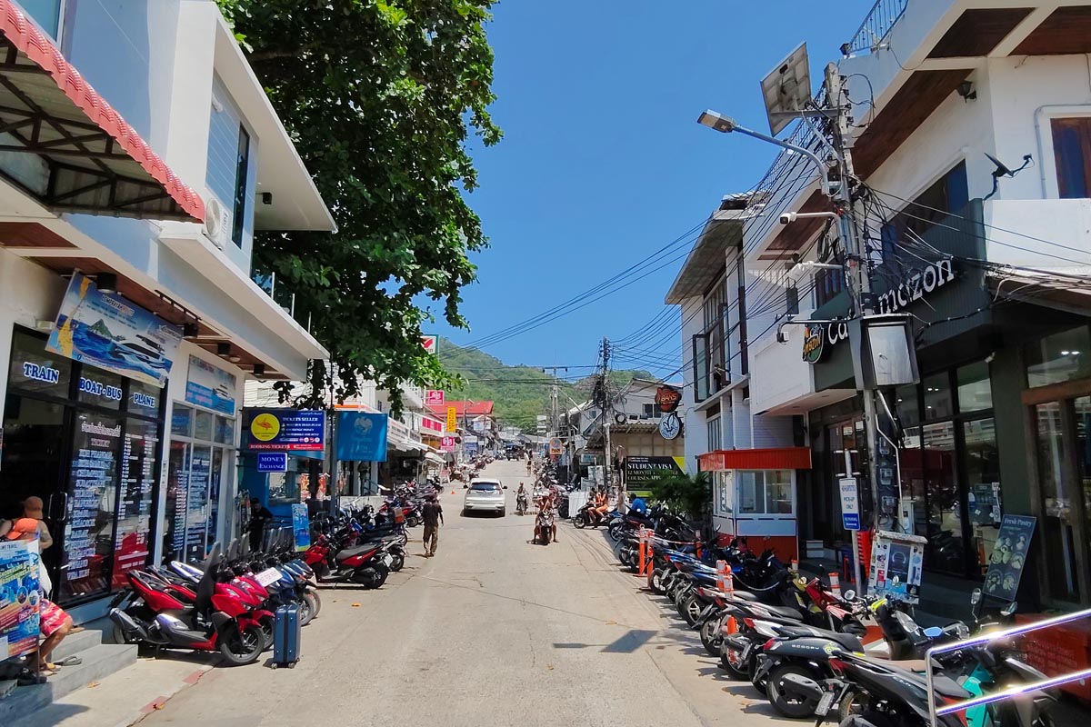 Strasse am Fährenanleger Koh Tao