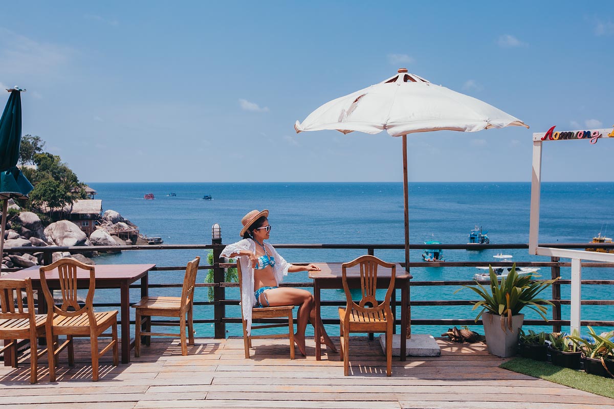 Die Sonne genießen auf der Terrasse des Ao Muong Beach Resort in der Mango Bay Koh Tao