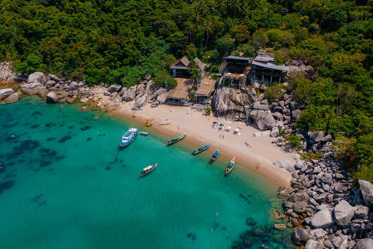 Blick von oben auf die zauberhafte Mango Bay in Koh Tao