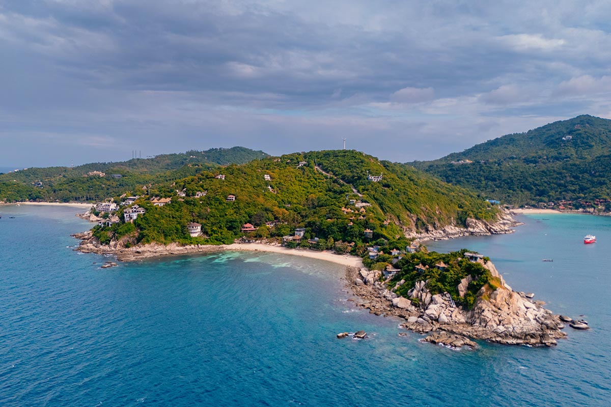 Blick von oben auf den traumhaften Sai Deang Beach