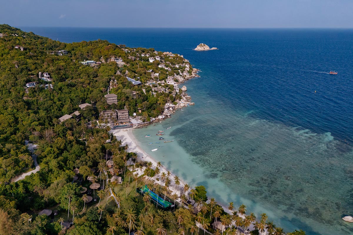 Die Shark Bay Koh Tao von oben fotografiert. Hier findest du das Haadtien Beach Resort.