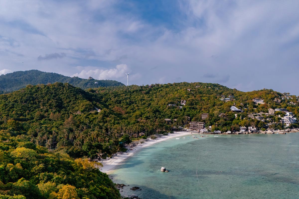 Die Shark Bay auf Koh Tao aus der Luft fotografiert