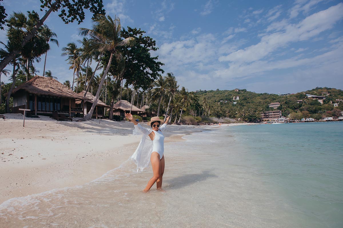 Der von Kokospalmen gesäumte Strand der Shark Bay (Thian Og Bay) auf Koh Tao